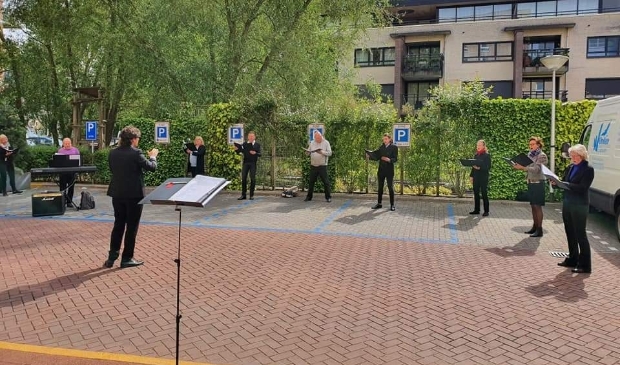 De negen zangers van het koor staan tijdens het optreden op gepaste afstand.