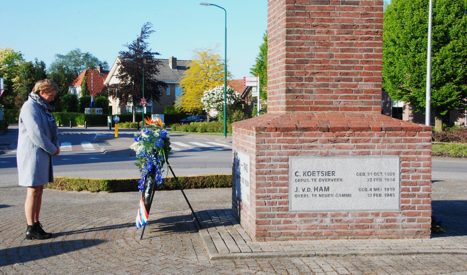 Burgemeester Petra Doornenbal heeft een krans gelegd bij het monument voor de Gevallenen op de rotonde aan de Dorpsstraat.