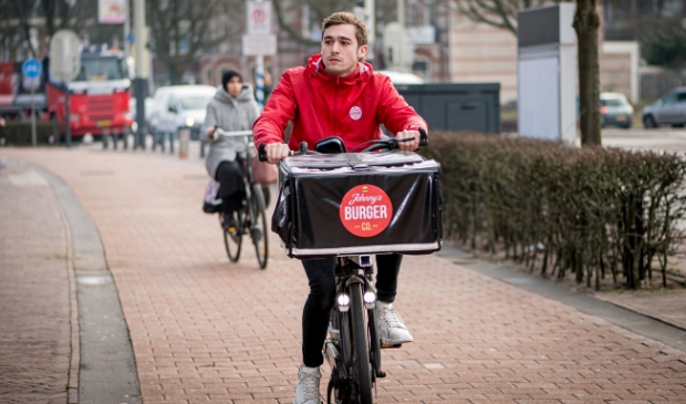 In Amstelveen worden hamburgers nu ook thuis bezorgd.