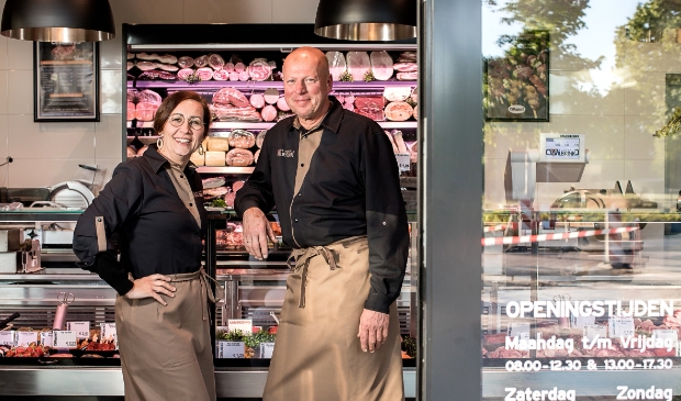 Gea en Gijsbert Wilbrink in hun up-to-date slagerij.