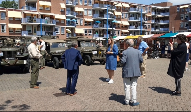 Vanaf de Cornelisweer vertrokken verschillende legervoertuigen om de broodbol bij de ouderen te bezorgen.