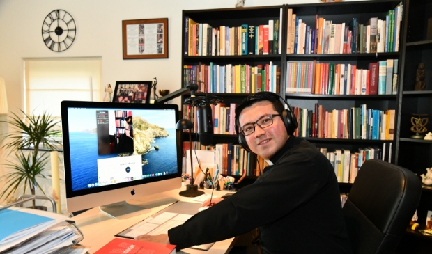 Ook God's wegen gaan digitaal. Pastor Mauricio Meneses biedt op afstand geestelijke ondersteuning en probeert ook op technisch vlak de weg te wijzen.
