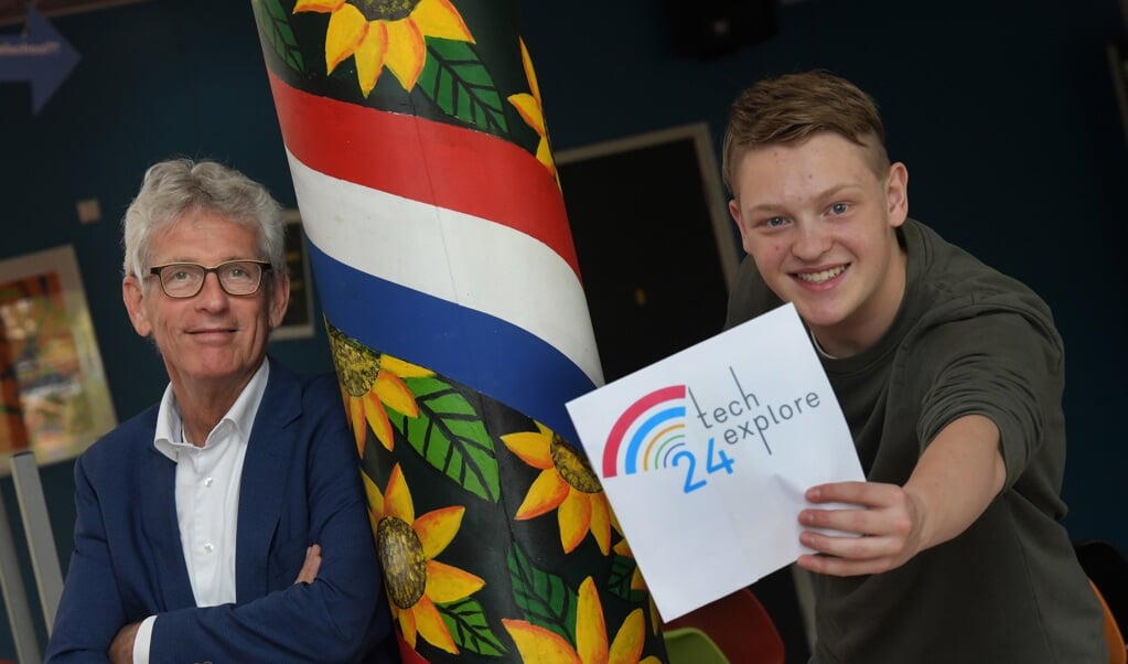 André Viets en leerling Tijs Blokhuizen van Lek en Linge tonen vol trots het logo van het project TechExplore 24