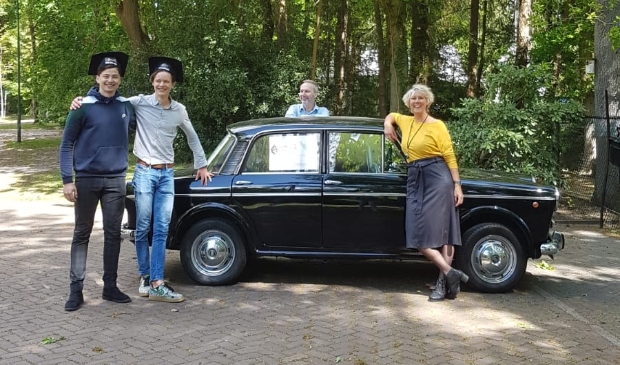 De leerkrachten Van Laanen en mevrouw Doosje (beiden mentor gymnasium en docent klassieke talen) gingen zelfs met een oldtimer op pad om mentorleerlingen te verrassen.
