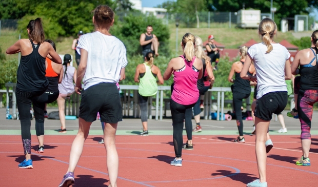 Een les zumba kan ook in de buitenlucht.