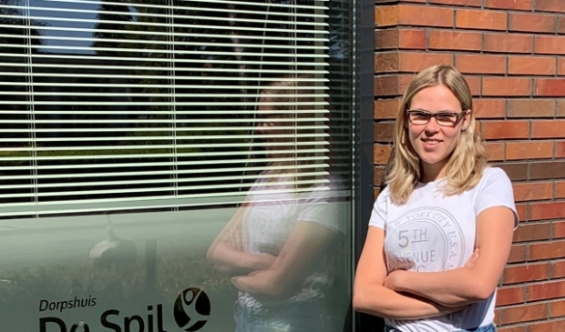 Sharon (16) is mantelzorger voor haar 81-jarige oma.