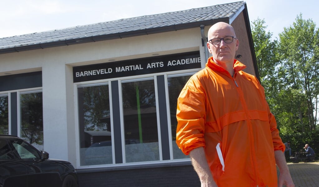 Harry van Schaik voor de huidige sportzaal van KISPORT aan de Plantagelaan.