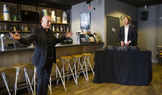 Wethouder Raat krijgt van Gerard Lohuis van P60 uitleg over zijn streamingdienst.