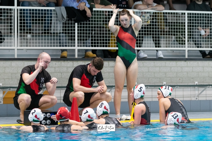 Tactiek bespreking tijdens 1 van de laatste wedstrijden van Dames 1.