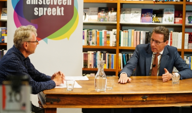 Burgemeester Tjapko Poppens in gesprek met interviewer Frans Huissen.