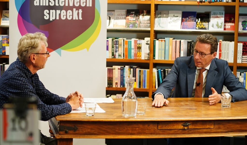 Burgemeester Tjapko Poppens in gesprek met interviewer Frans Huissen.
