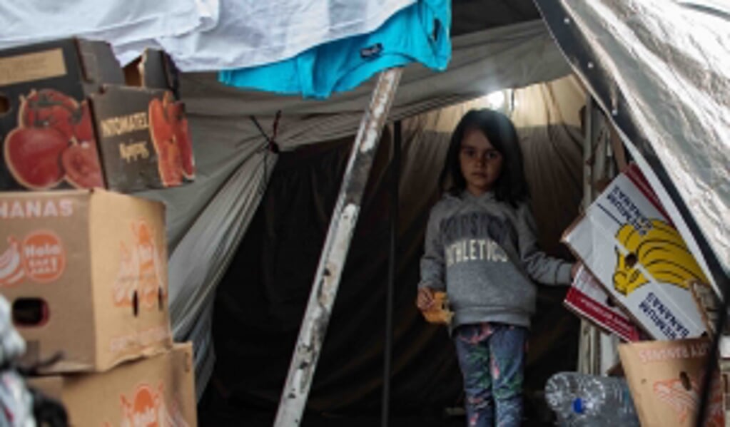 Een kind in een vluchtelingenkamp in Griekenland.