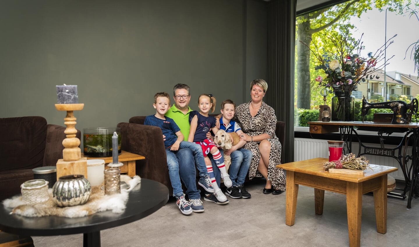 De familie Van den Broek in de opgeknapte woning in Barneveld.