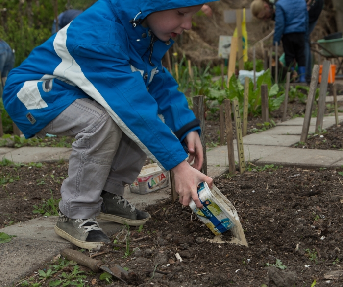 kinderen leren zelf zaaien