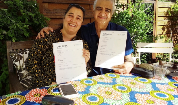 Ziba Homaei en Saeid Shamseddin met hun welverdiende diploma Verzorgende IG.