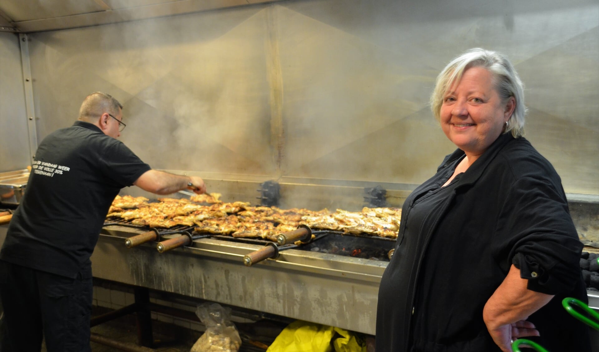 Christel Welling bij haar favoriete plekje van Juffrouw Tok: kip op de grill