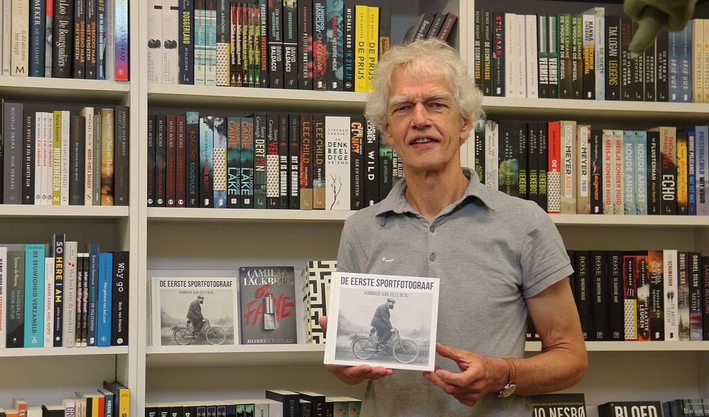 Auteur Jan Mulder (68) met zijn nieuwste boek bij boekhandel Boek & Koek in Maarn.