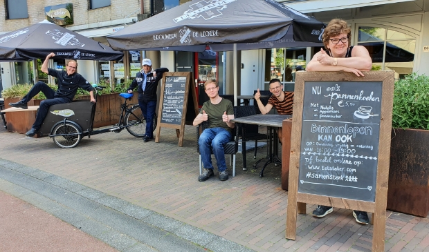 V.l.n.r. Jeroen van der Maat met cliënten, Rustam, Jeffrey, Wouter en Chantal. Allemaal hopend dat zij binnenkort weer kunnen starten bij Eetatelier