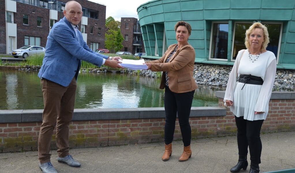 Janica van Eck overhandigt de petities aan wethouder Hans Marchal