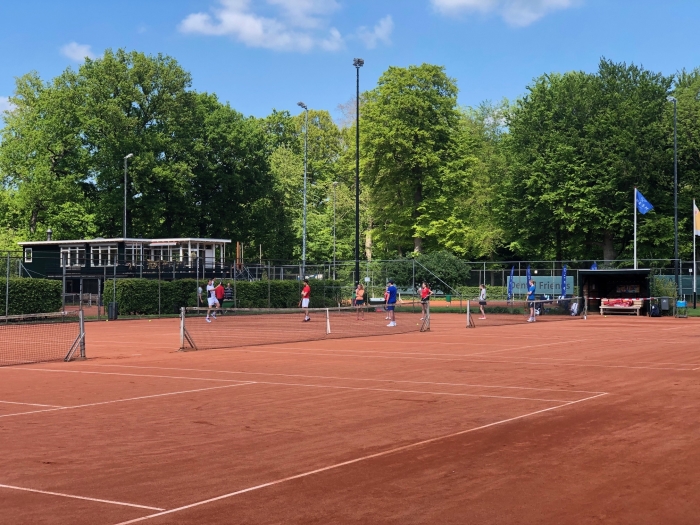 Tennisschool Smash is gestart met je jeugd trainingen bij ULTV Rhijnauwen.