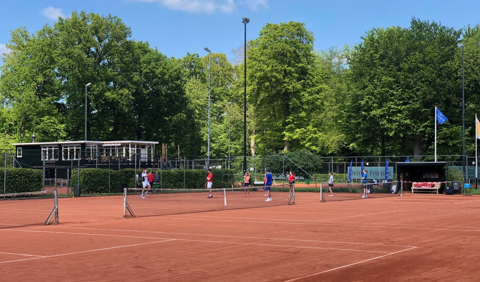 Tennisschool Smash is gestart met je jeugd trainingen bij ULTV Rhijnauwen. 