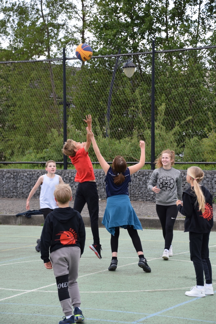 Jongeren genieten van basketbal