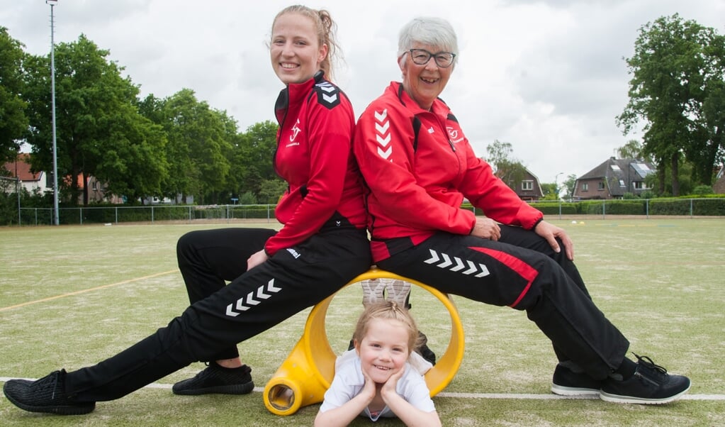Agnes Kraaikamp, mede-oprichter van korfbalvereniging De Eemvogels, met schoondochter Jade en kleindochter Philou.