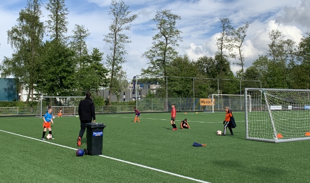 De jonge buitensporters leefden zich uit bij de herstart van de trainingen, zoals hier bij voetbalvereniging TOV.