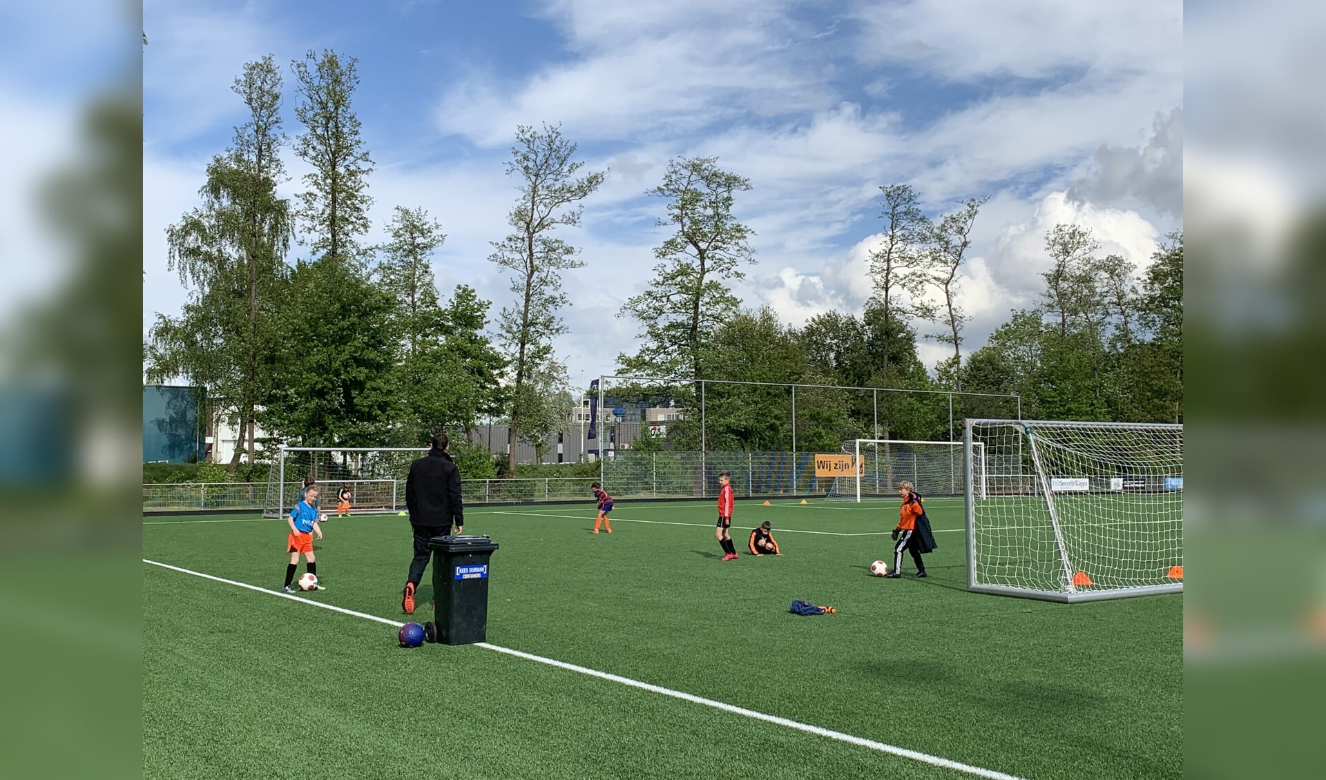 De jonge buitensporters leefden zich uit bij de herstart van de trainingen, zoals hier bij voetbalvereniging TOV.