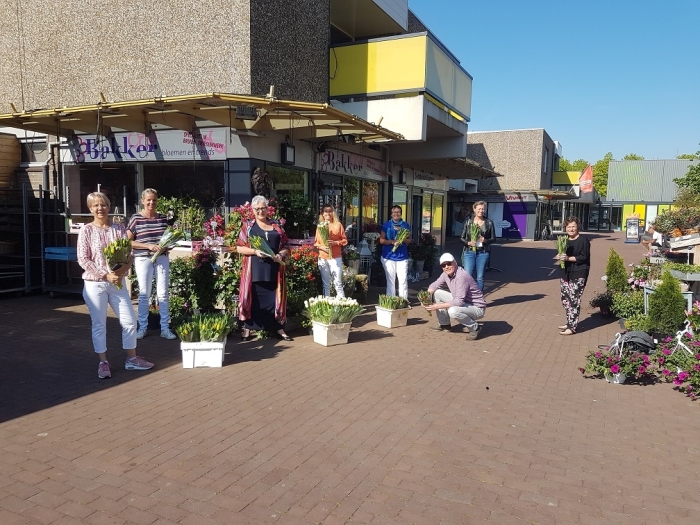 De medewerkers van Mantelzorg en Meer met een medewerker van de Rabobank bij Bakker Bloemen Fleurist.