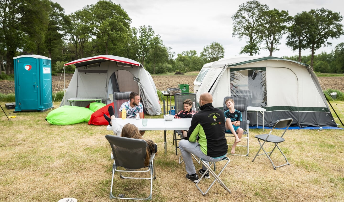 Op camping Nieuw Hof in Terschuur staan sinds vrijdag mobiele toiletten bij de kampeerplaatsen.