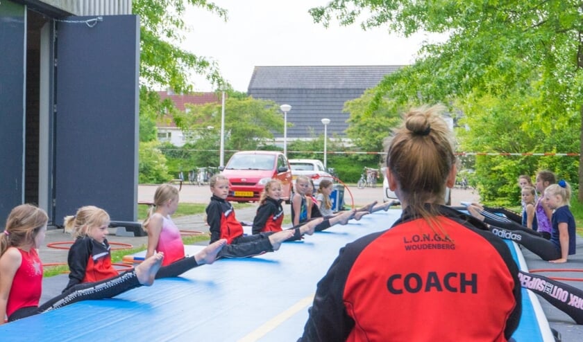 Longa werkt de oefeningen buiten naast de Grifthal af. ,,De trainingen zijn gericht op de basis met veel kracht- en lenigheidsoefeningen.”