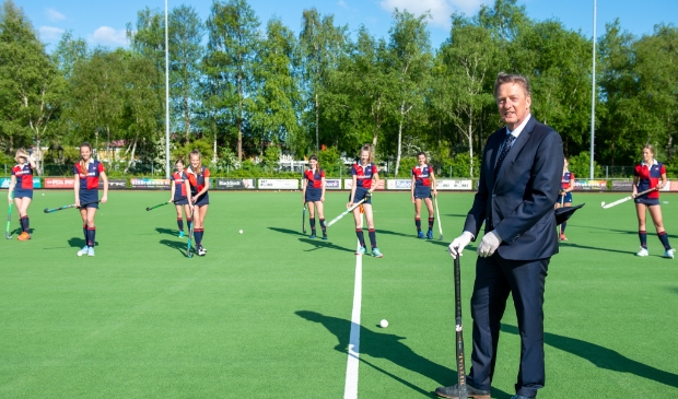 Om de training te openen slaat wethouder Rob Ellermeijer een bal naar het hockeyteam.