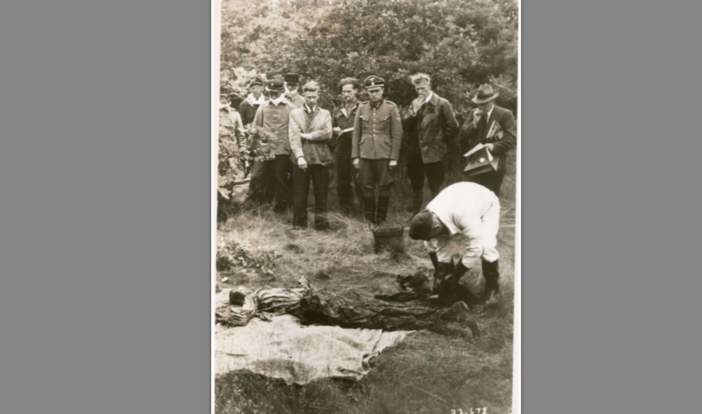Foto 4: In kamp Amersfoort zijn tijdens de oorlog naar schatting 350 gevangenen geëxecuteerd. Kort na de bevrijding worden hun lichamen opgegraven om te worden herbegraven.