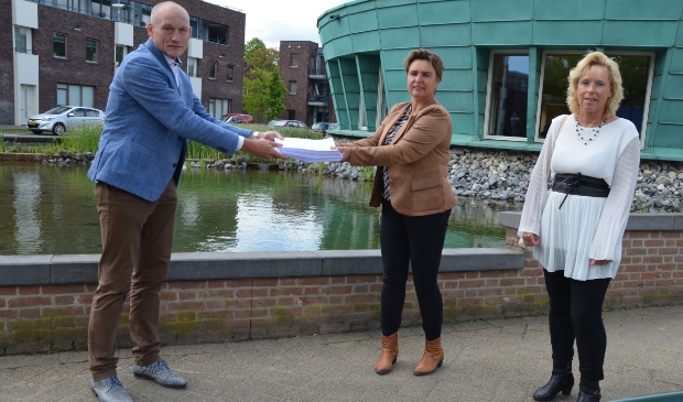 <p>Janica van Eck overhandigde de petities aan wethouder Hans Marchal met handtekeningen tegen de plannen</p>