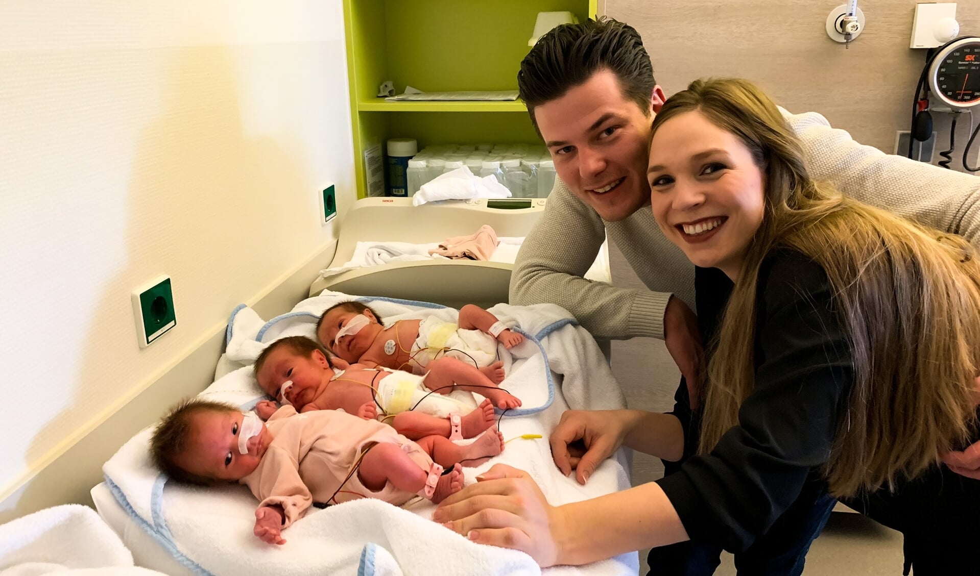 Barunka en David Knul werden op 22 maart de trotse ouders van de eeneiige drieling Lauren, Rosa en Nina.