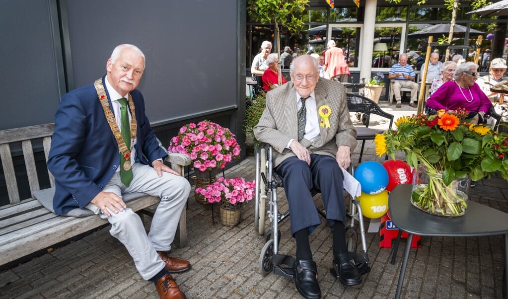 De 100-jarige Christiaan Gerrit Poppenk kreeg vrijdagmiddag bezoek van de burgemeester.