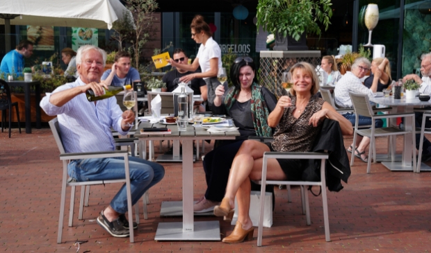 <p>Terras op het Stadsplein op de dag dat de terrassen weer open mochten na versoepeling van de coronamaatregelen.</p>