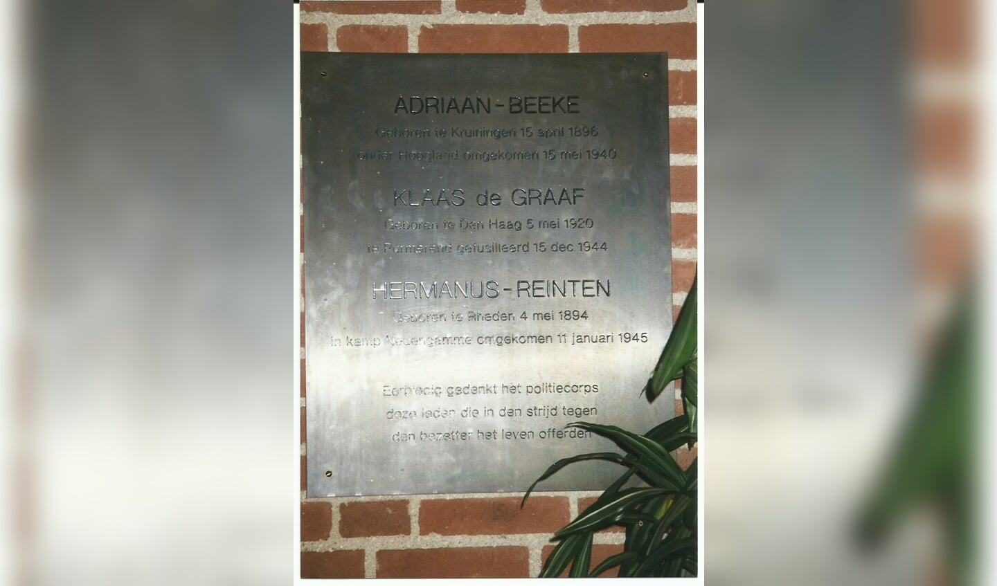 De gedenkplaat ter herinnering aan politieleden Adriaan Beeke, Klaas de Graaf en Hermanus Reinten.