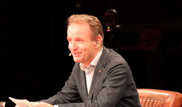 Presentator Arjan te Lintelo ontvangt uiteenlopende gasten.