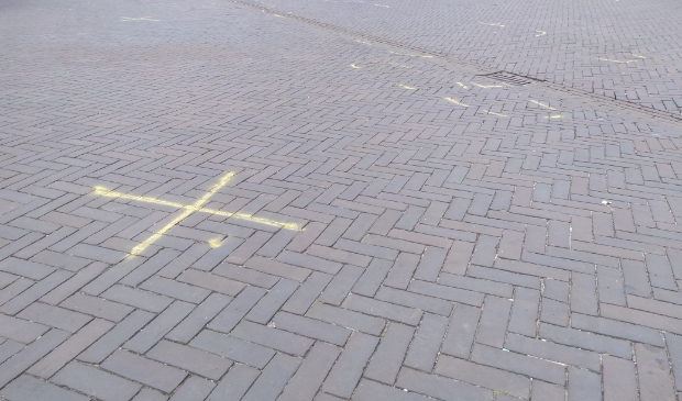 De vele strepen op de weg herinnerden maandag aan het ongeluk van zaterdag.