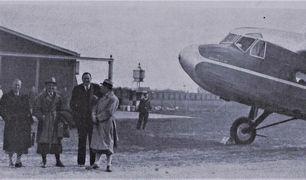Frits Koolhoven (tweede van rechts) op Waalhaven bij de F.K. 50, bestemd voor Zwitserland.