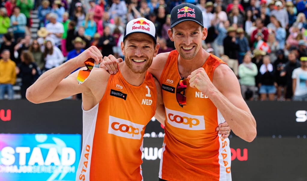 Onder andere wereldkampioenen beachvolleybal 2013 Alexander Brouwer en Robert Meeuwsen zijn dinsdagmiddag in Sliedrecht te bewonderen 
