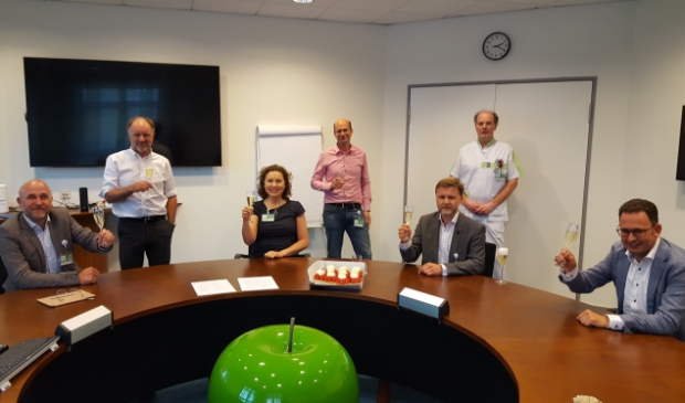 Op de foto van links naar rechts: Frans Timmer, voorzitter bestuur medische staf en CMSGV, Frenk Schut, directeur CMSGV, Mirjam van ’t Veld, voorzitter raad van bestuur, Thomas Oosterhof, bestuurslid vereniging medische staf en CMSVG, André Janse, vice-voorzitter VMS en voorzitter VMSD, Jaap Kuyvenhoven, secretaris VMSD, Arjen Hakbijl, lid raad van bestuur.