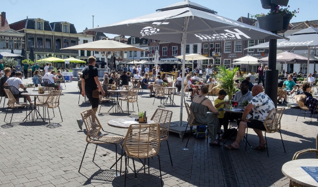 Volle terrassen moeten de horecaondernemers er weer bovenop helpen.