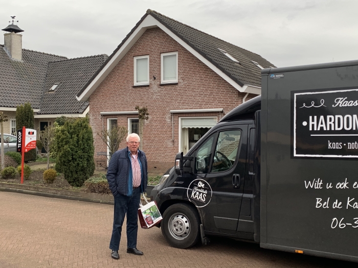 Pa Hardon voor hun dagelijkse boodschappen bij de kaaswagen