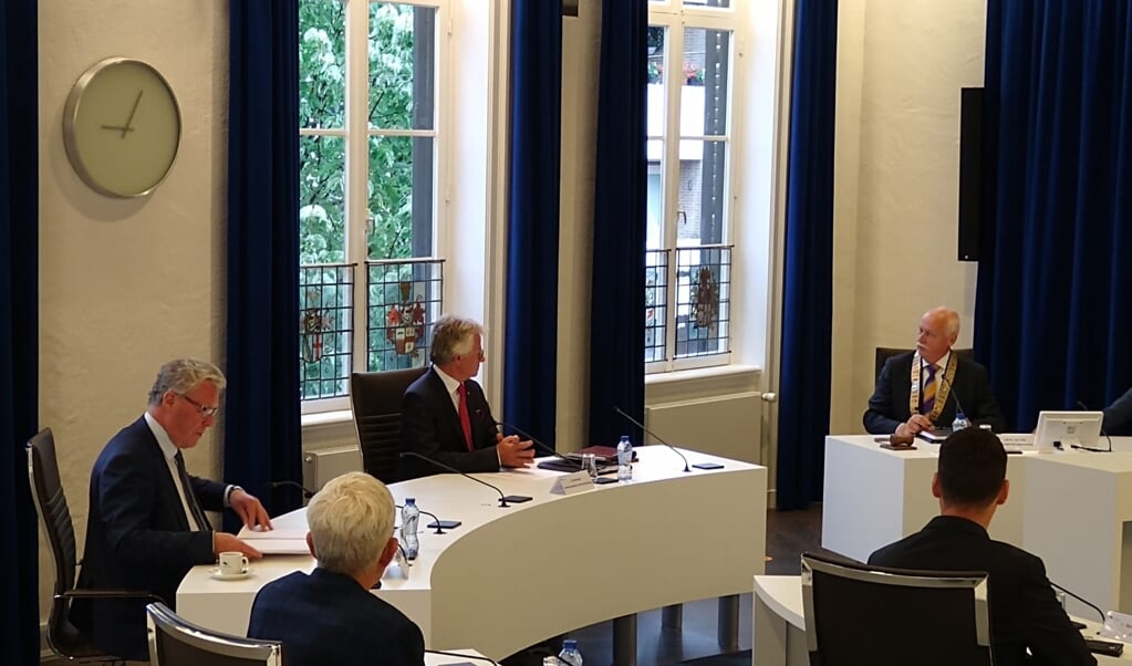 Burgemeester Asje van Dijk heet commissaris John Berends (midden) en gedeputeerde Jan Markink (links) welkom.