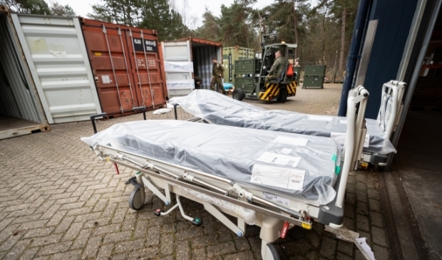 Een foto van eind maart. Op de Spoorkazerne worden tweemaal tien keer Intensive care’s geprepareerd voor verzending naar waar het nodig is.
