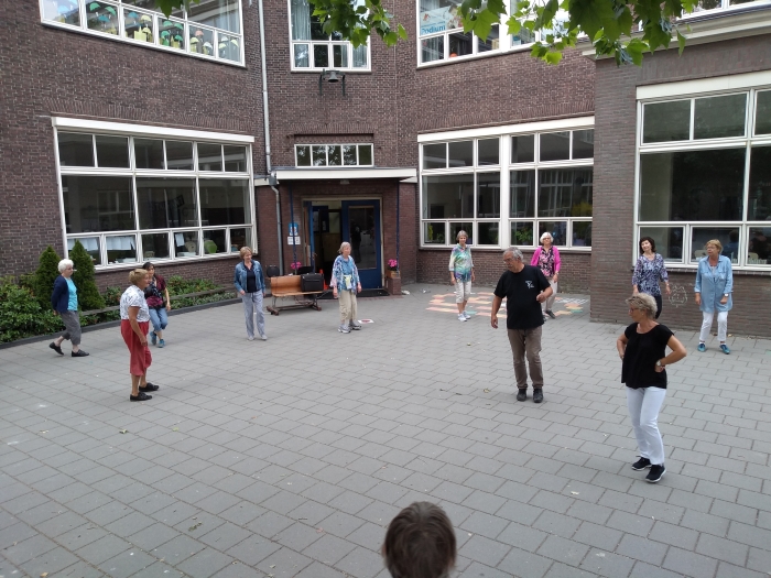 Danser op schoolplein van de Aloysiusschool