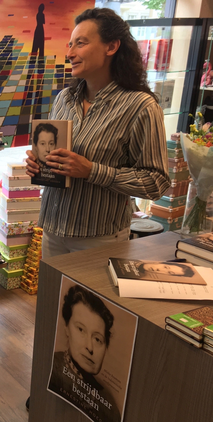 Ernestine Hoegen tijdens een signeersessie